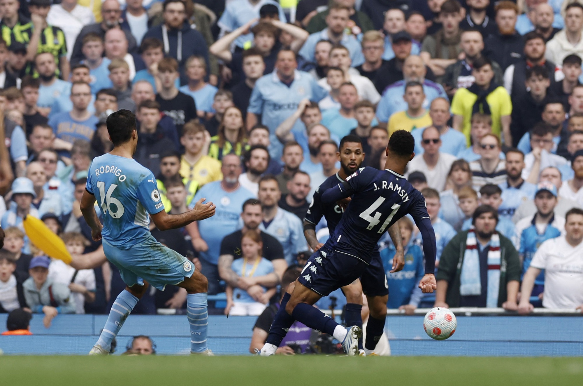 Ngược d&ograve;ng thắng đẹp Aston Villa, Man City v&ocirc; địch Ngoại hạng Anh - Ảnh 4.