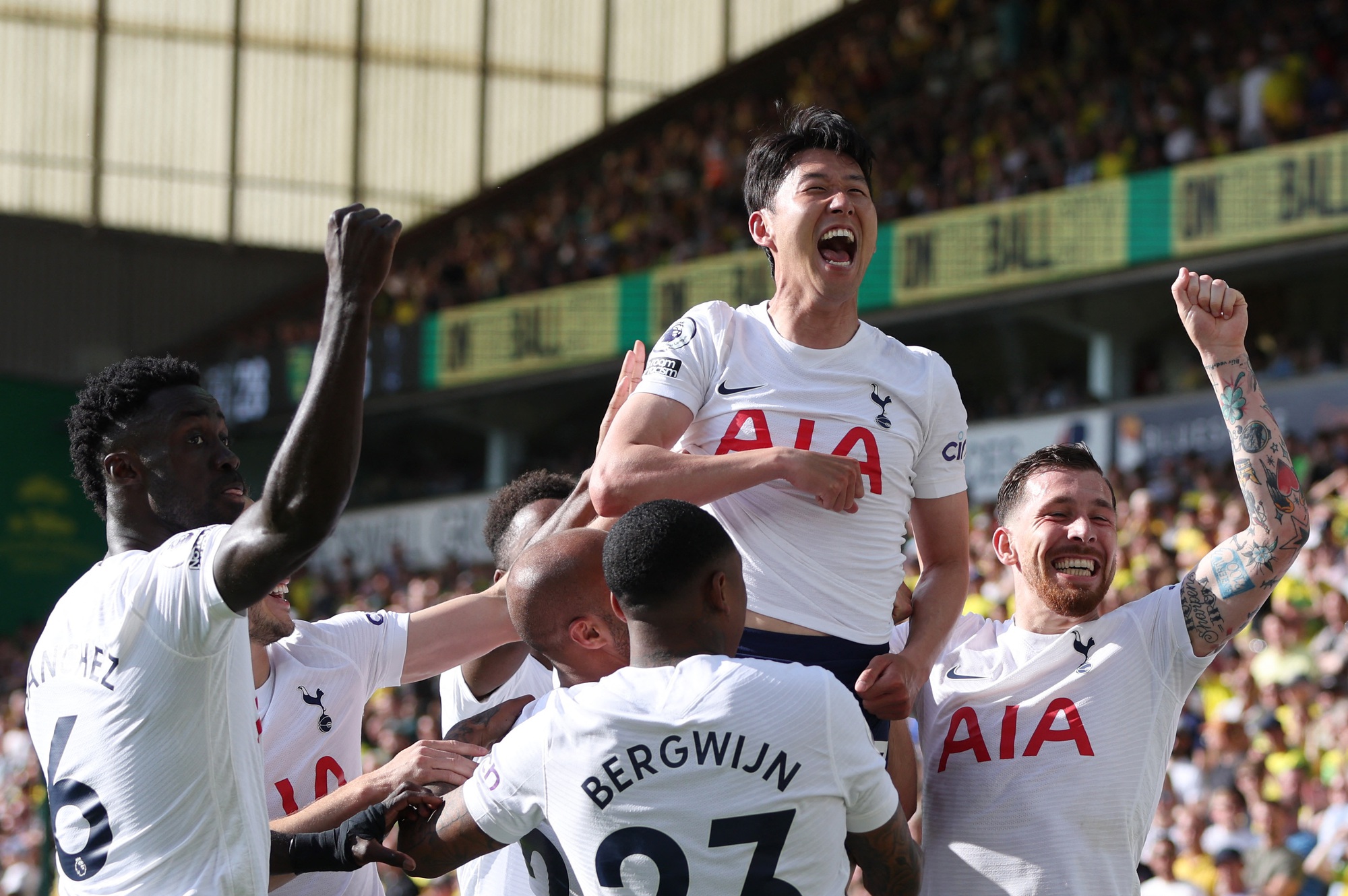Ngược d&ograve;ng thắng đẹp Aston Villa, Man City v&ocirc; địch Ngoại hạng Anh - Ảnh 8.