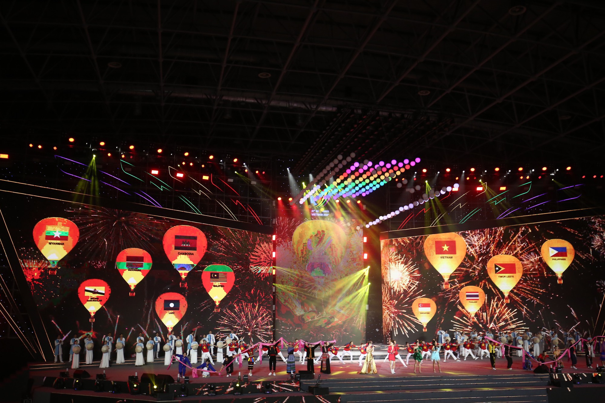 M&atilde;n nh&atilde;n với đ&ecirc;m bế mạc SEA Games 31 - Ảnh 11.