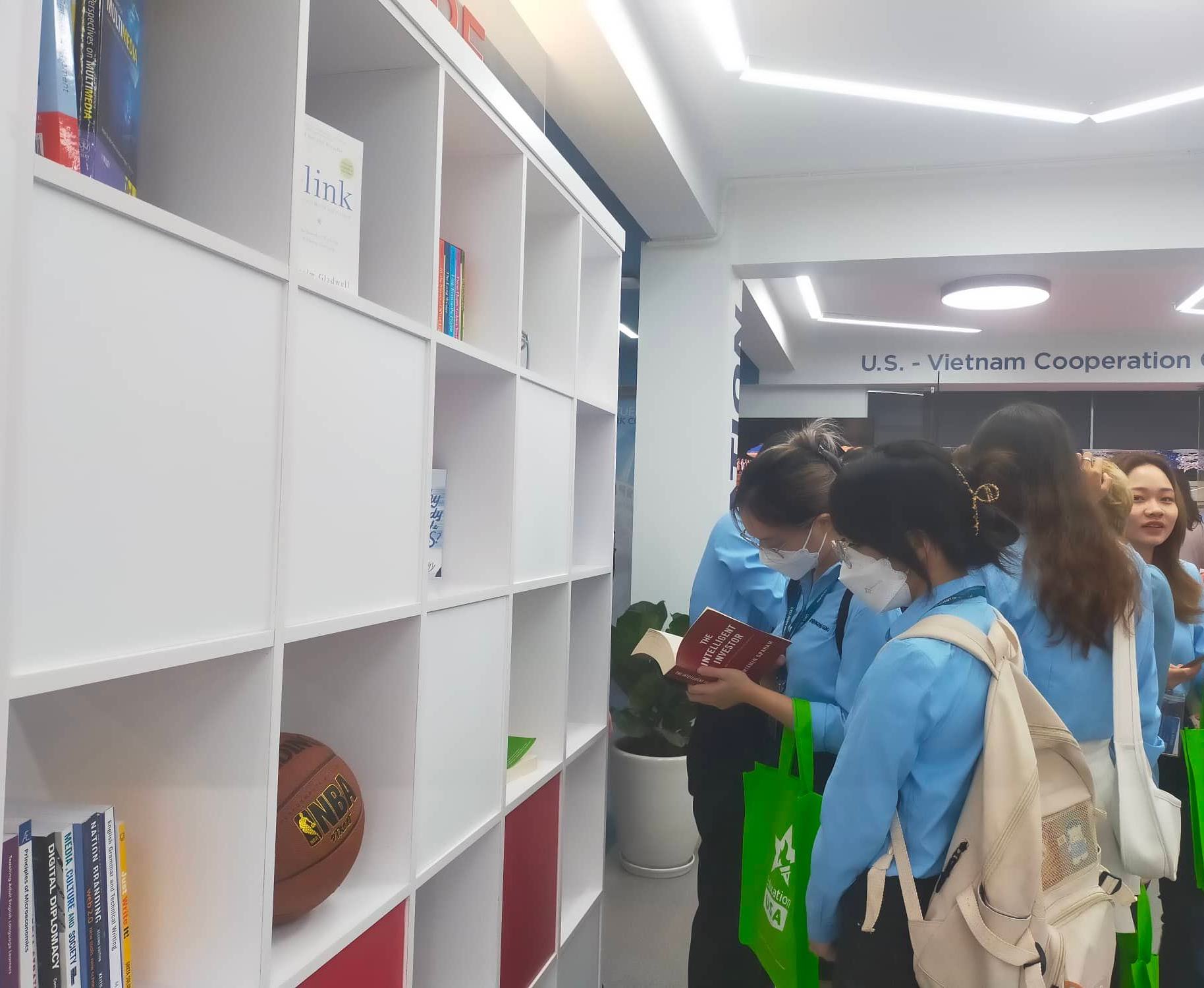 Đại sứ Marc Knapper khai trương Trung t&acirc;m Hợp t&aacute;c Việt Nam - Mỹ - Ảnh 2.