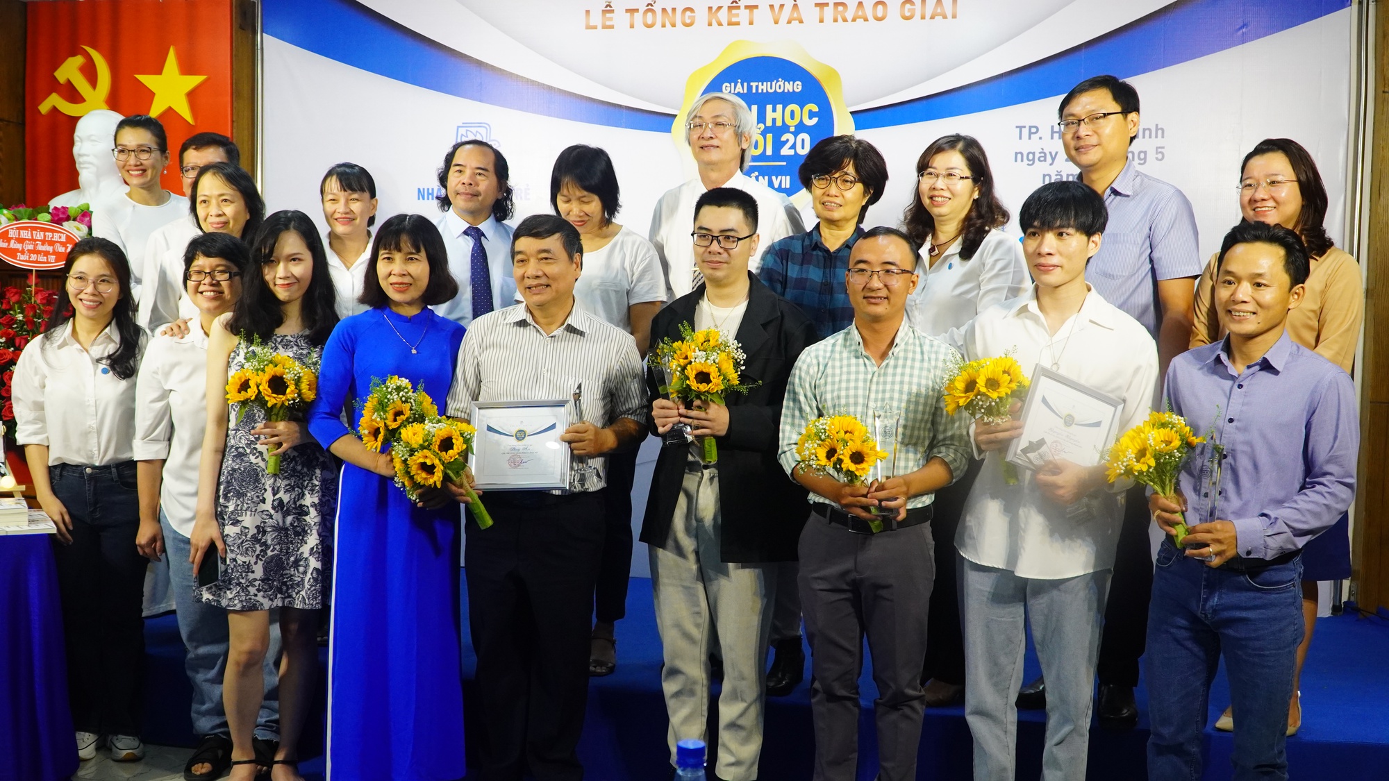 VIDEO: Bất ngờ ở Lễ trao giải Văn học tuổi 20 – lần VII