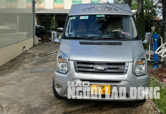 Tước giấy ph&eacute;p t&agrave;i xế vụ nh&oacute;m du kh&aacute;ch vứt &aacute;o mưa giữa đường ở Ph&uacute; Quốc - Ảnh 2.