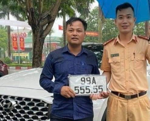 Mua xe ôtô tặng vợ, người bấm trúng biển "siêu đẹp" 555.55 nhất quyết không bán giá cao