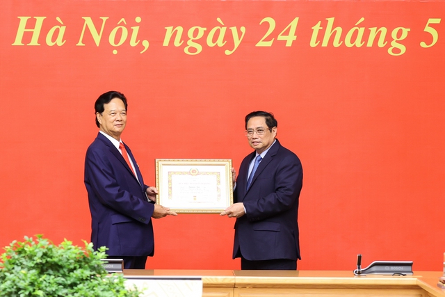 Trao Huy hiệu 55 năm tuổi Đảng tặng nguy&ecirc;n Thủ tướng Nguyễn Tấn Dũng - Ảnh 1.