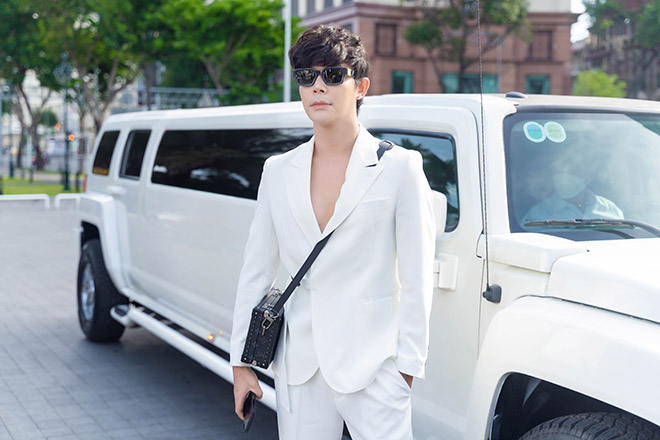 Nathan Lee chỉ "chạm" người "đụng" đến mình