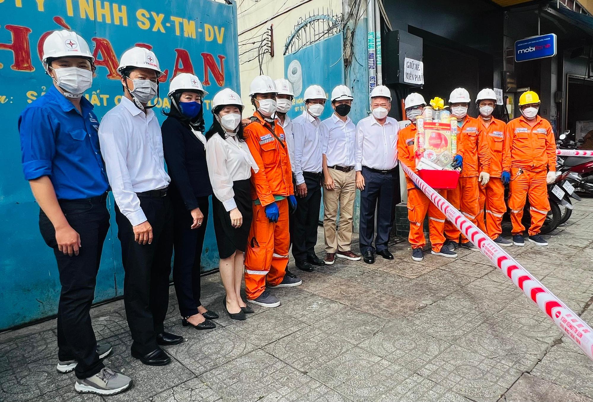 Chủ tịch Hội đồng th&agrave;nh vi&ecirc;n EVNHCMC thăm hỏi, động vi&ecirc;n c&ocirc;ng nh&acirc;n tại c&ocirc;ng trường - Ảnh 1.