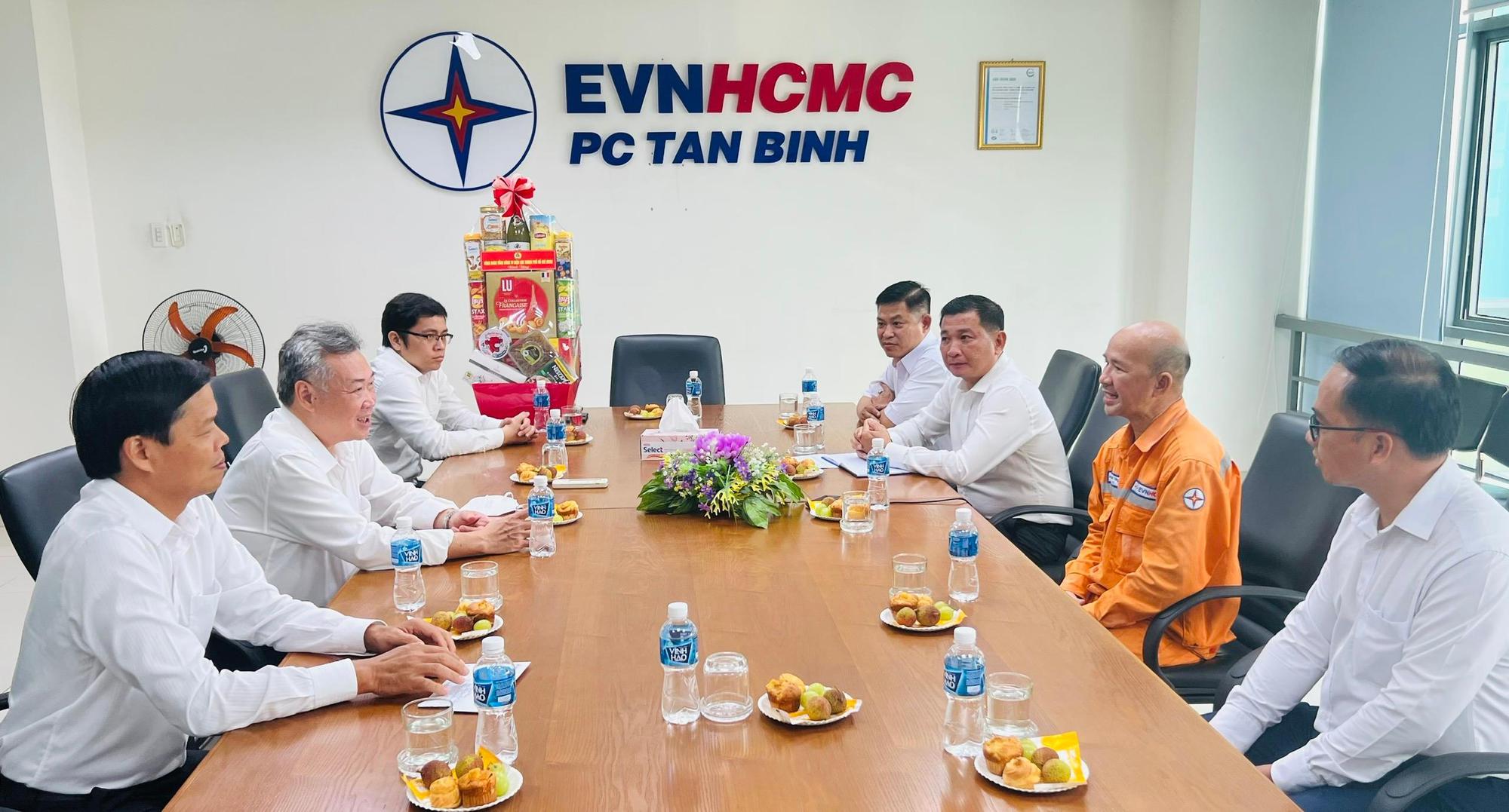 Chủ tịch Hội đồng th&agrave;nh vi&ecirc;n EVNHCMC thăm hỏi, động vi&ecirc;n c&ocirc;ng nh&acirc;n tại c&ocirc;ng trường - Ảnh 2.