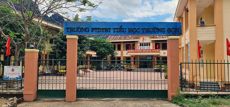 Phó chủ tịch xã gửi con học trái tuyến để nhận chế độ bán trú