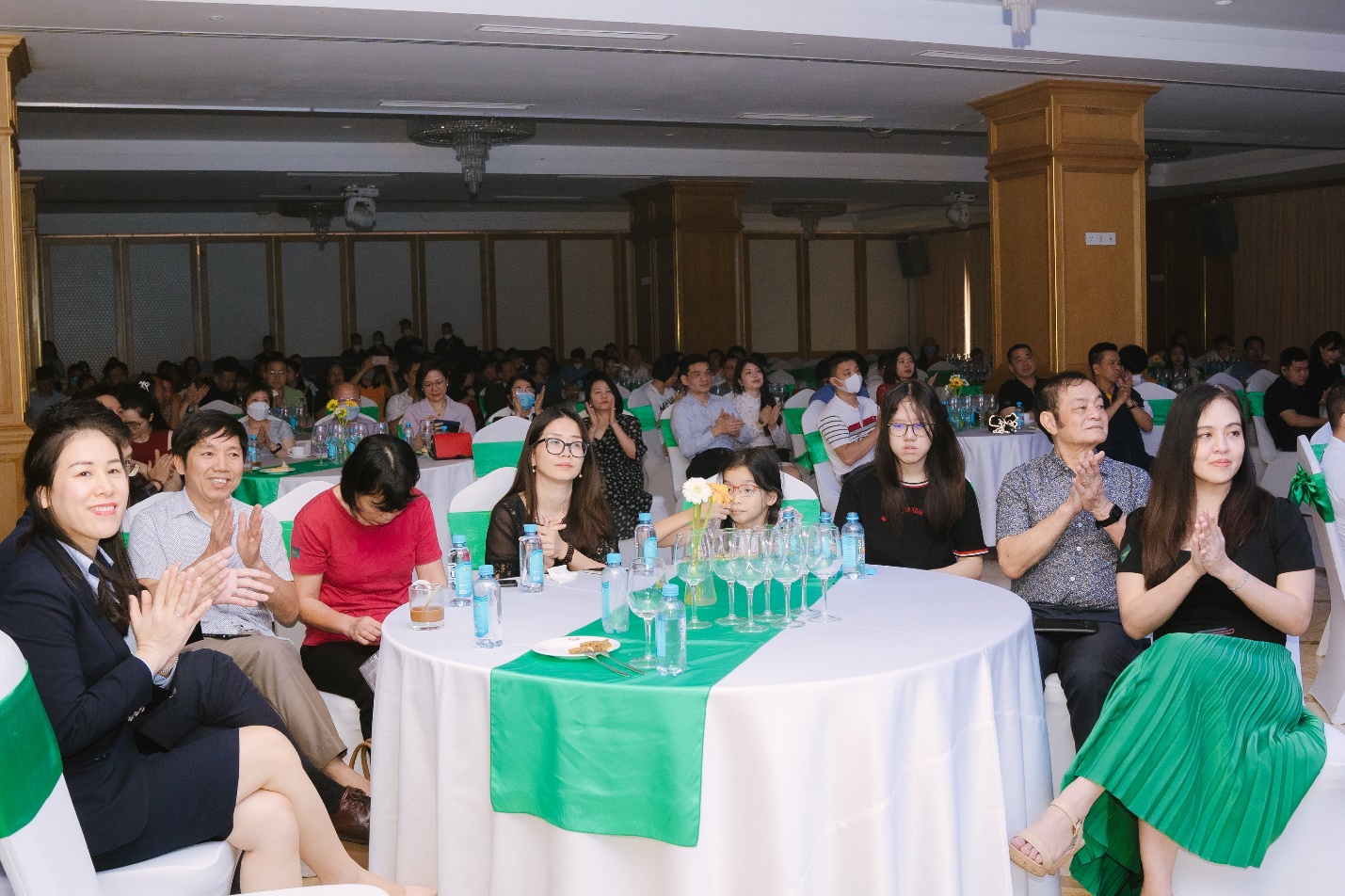 Him Lam Vạn Ph&uacute;c: B&ugrave;ng nổ qu&agrave; tặng tri &acirc;n kh&aacute;ch h&agrave;ng với tổng gi&aacute; trị gần 2,5 tỉ đồng - Ảnh 1.