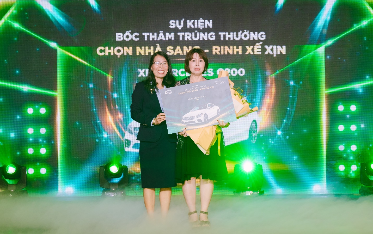 Him Lam Vạn Ph&uacute;c: B&ugrave;ng nổ qu&agrave; tặng tri &acirc;n kh&aacute;ch h&agrave;ng với tổng gi&aacute; trị gần 2,5 tỉ đồng - Ảnh 2.