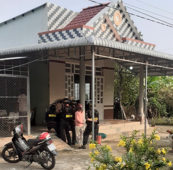 Con rể d&ugrave;ng s&uacute;ng khống chế, bắt giữ mẹ vợ l&agrave;m con tin - Ảnh 2.