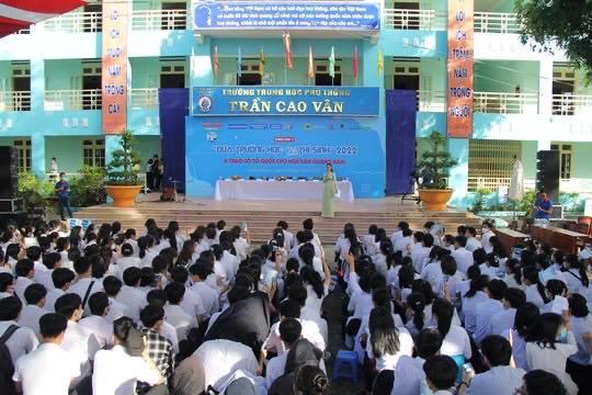 Uniben tiếp tục đồng hành ”Đưa trường học đến thí sinh” tại Quảng Nam - Ảnh 1.