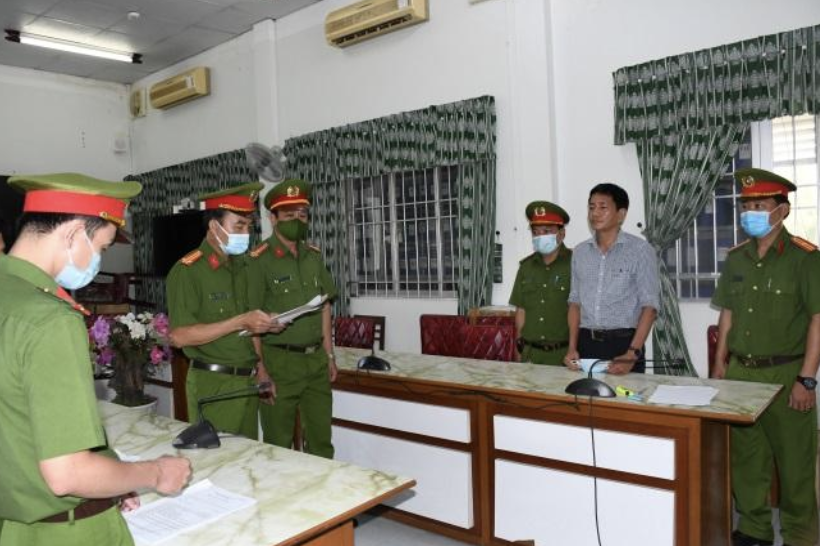 Khởi tố Ph&oacute; Gi&aacute;m đốc Sở Y tế Tr&agrave; Vinh v&agrave; nguy&ecirc;n Gi&aacute;m đốc CDC do li&ecirc;n quan C&ocirc;ng ty Việt &Aacute; - Ảnh 1.