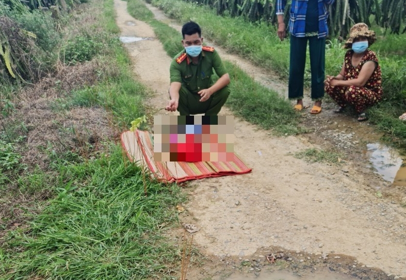Đi m&ograve; ốc, t&aacute; hỏa ph&aacute;t hiện thi thể trẻ sơ sinh - Ảnh 1.