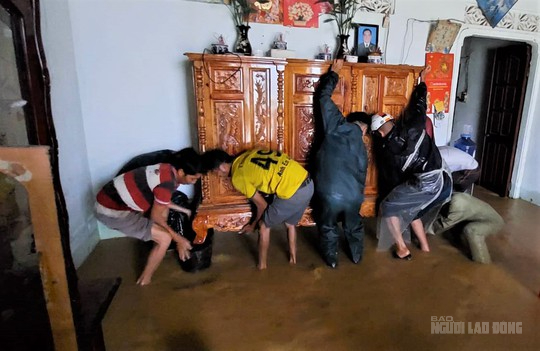 Mưa lớn kéo dài suốt đêm, nhiều nơi ở Lâm Đồng bị ngập sâu - Ảnh 7.