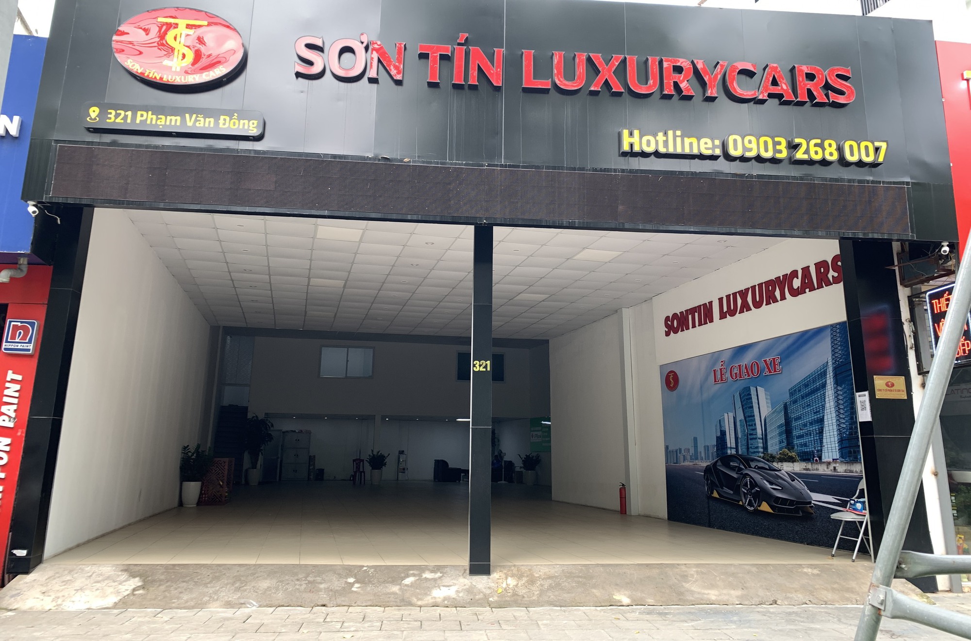 Nhiều showroom ôtô trống không sau vụ lùm xùm biếu, tặng xe sang, siêu xe