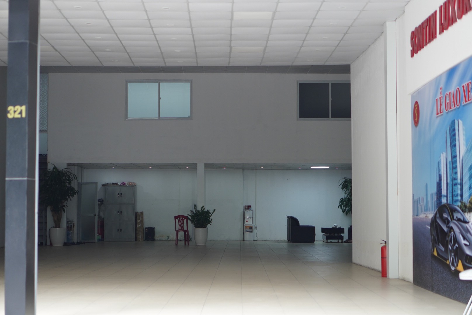 Nhiều showroom ôtô trống không sau vụ lùm xùm biếu, tặng xe sang, siêu xe - Ảnh 3.