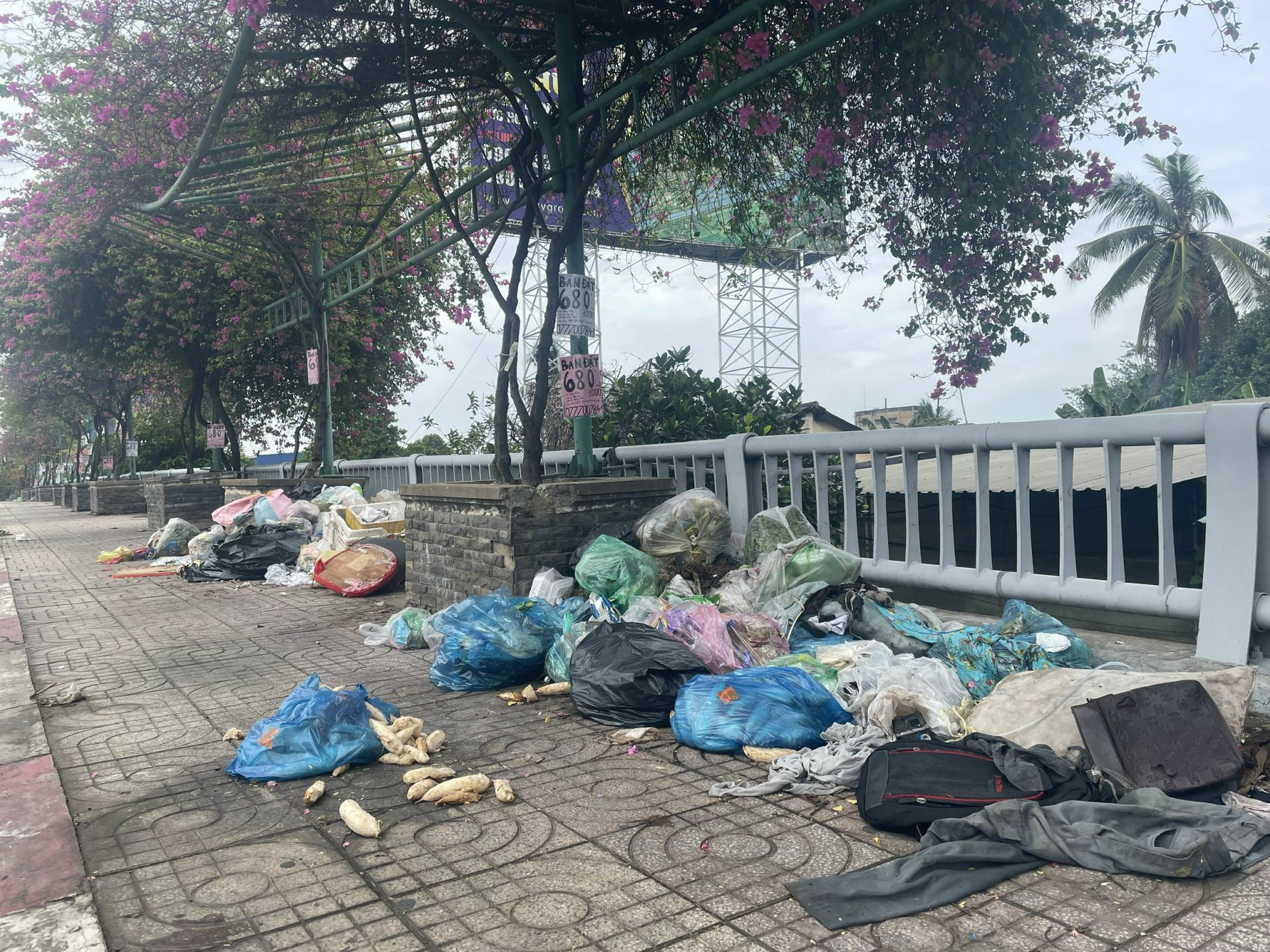Sau 1 đ&ecirc;m, cầu Tham Lương bị h&agrave;nh hạ thấy thương - Ảnh 1.