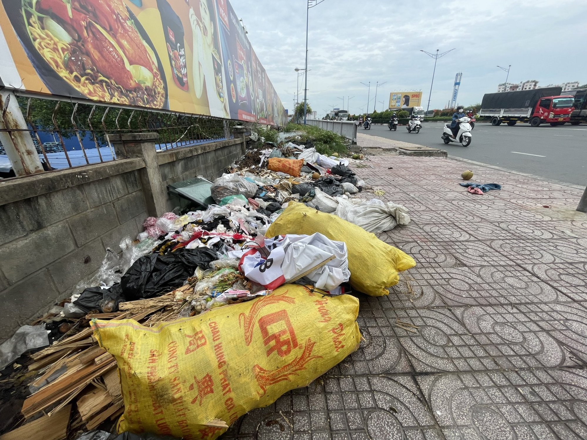 Sau 1 đ&ecirc;m, cầu Tham Lương bị h&agrave;nh hạ thấy thương - Ảnh 6.