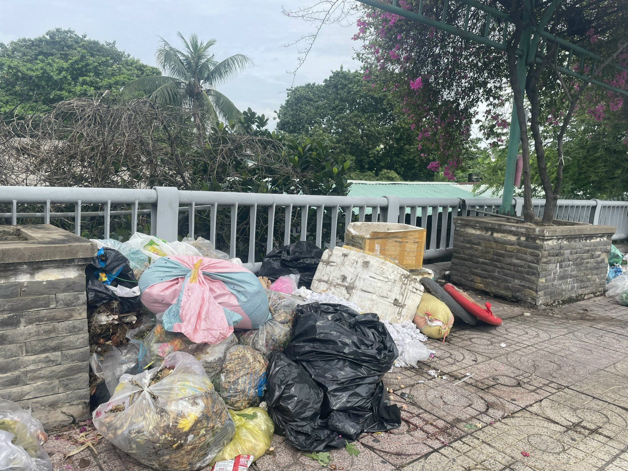 Sau 1 đ&ecirc;m, cầu Tham Lương bị h&agrave;nh hạ thấy thương - Ảnh 2.