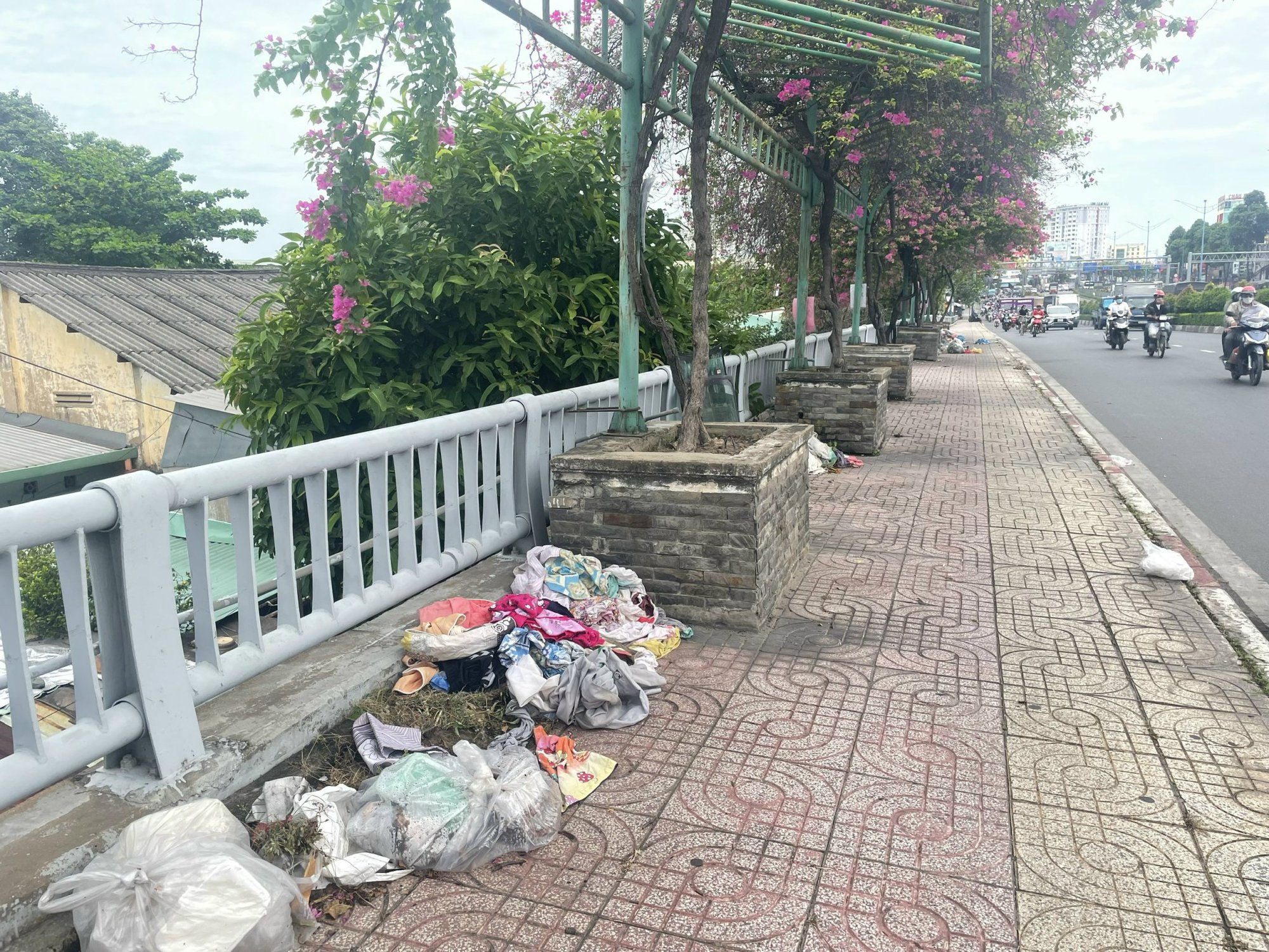 Sau 1 đ&ecirc;m, cầu Tham Lương bị h&agrave;nh hạ thấy thương - Ảnh 4.