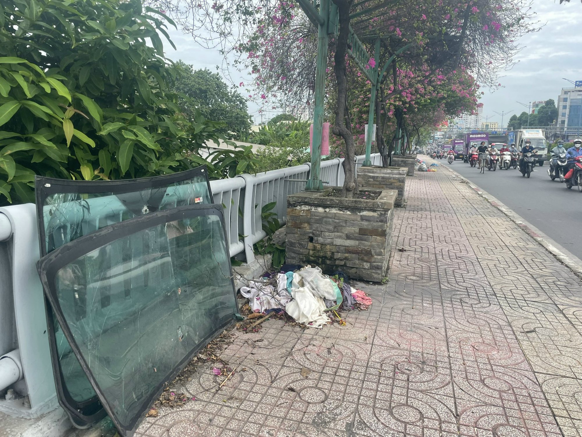 Sau 1 đ&ecirc;m, cầu Tham Lương bị h&agrave;nh hạ thấy thương - Ảnh 5.