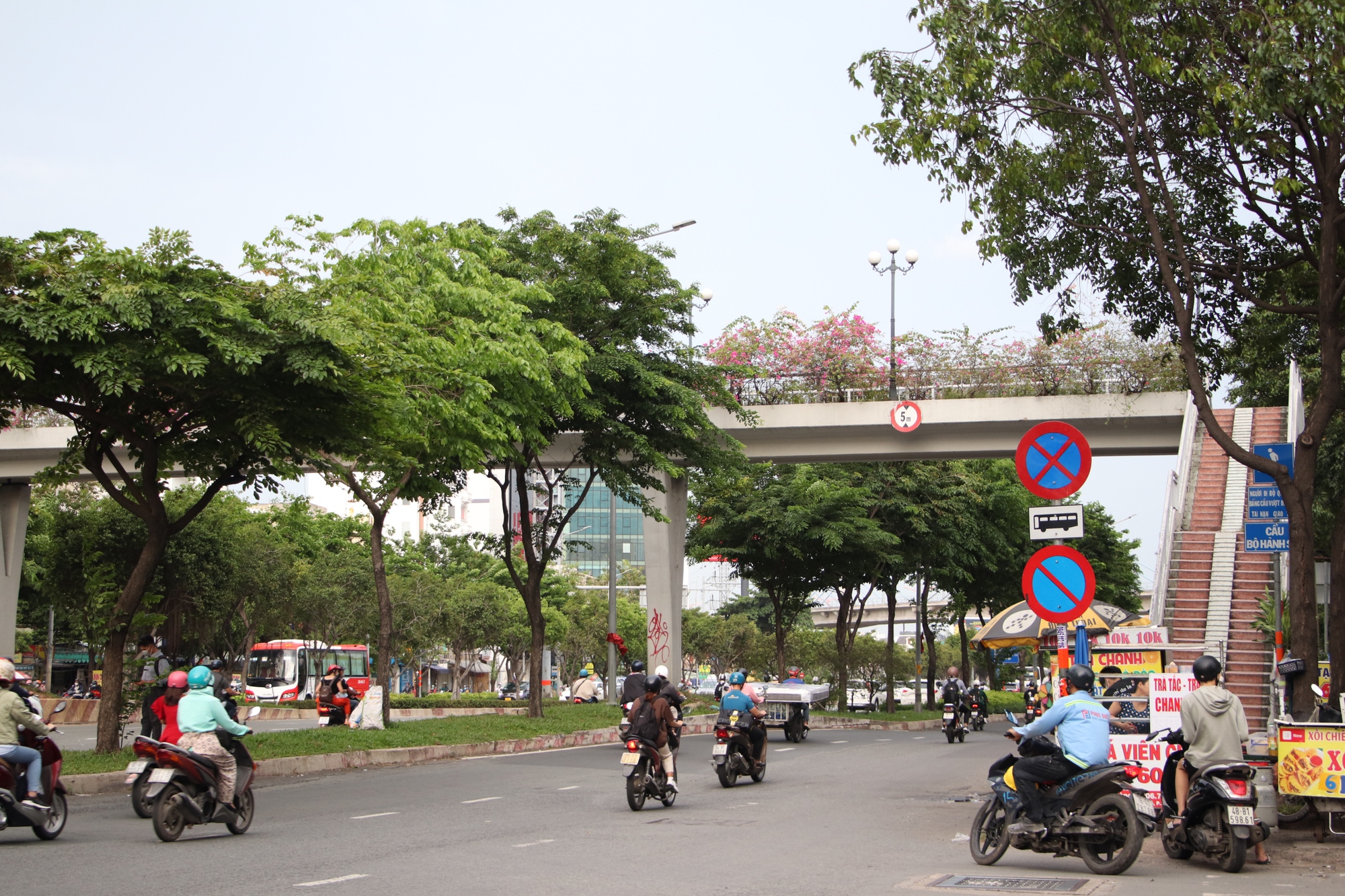 &ldquo;Ch&ecirc;&rdquo; cầu bộ h&agrave;nh xa, sinh vi&ecirc;n liều m&igrave;nh băng qua d&ograve;ng xe đ&ocirc;ng đ&uacute;c - Ảnh 3.