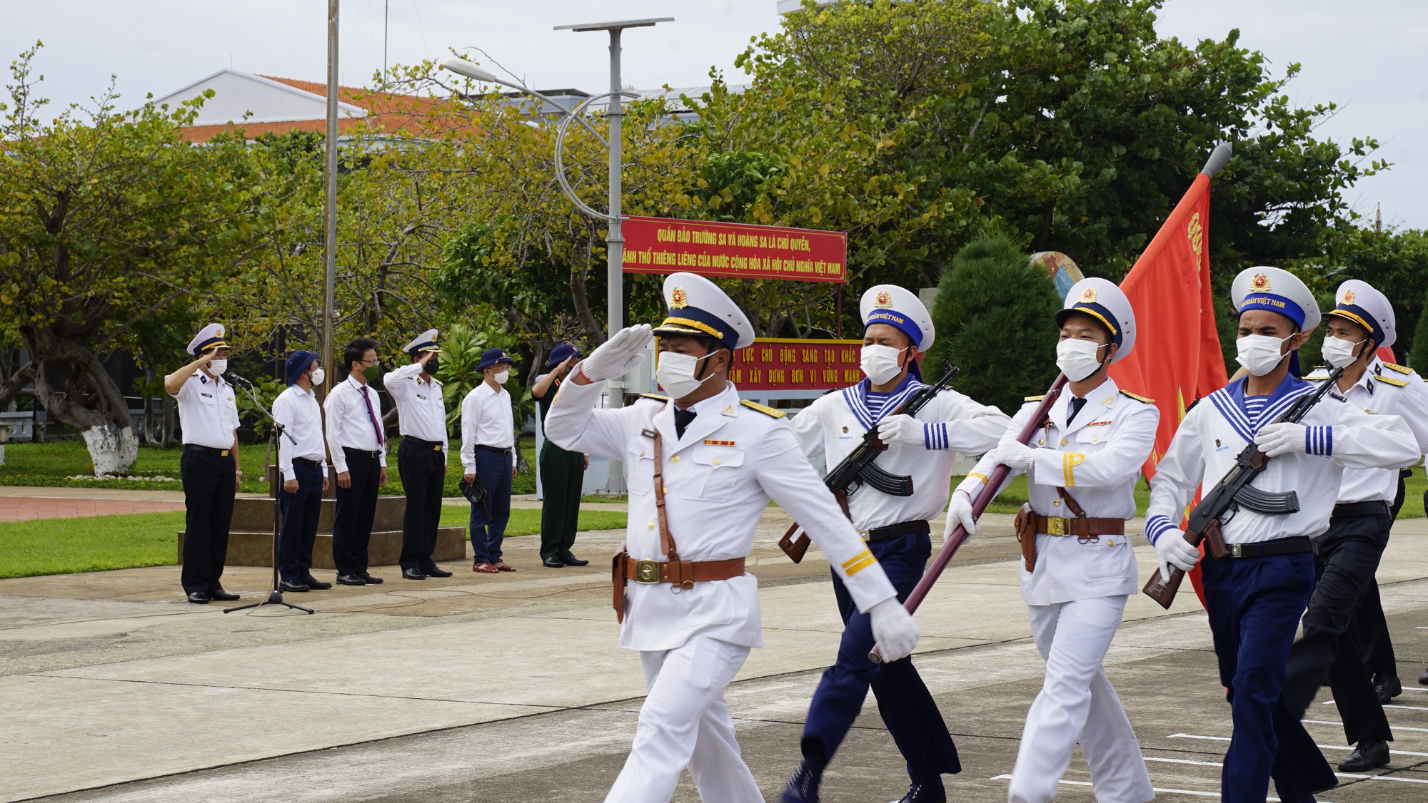 Đo&agrave;n Ban Tuy&ecirc;n gi&aacute;o Trung ương kết th&uacute;c chuyến thăm quần đảo Trường Sa - Nh&agrave; gi&agrave;n DK1 - Ảnh 7.