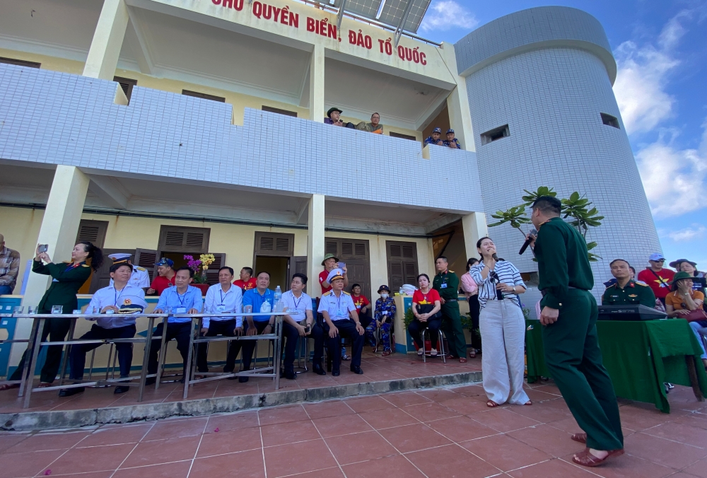Đo&agrave;n Ban Tuy&ecirc;n gi&aacute;o Trung ương kết th&uacute;c chuyến thăm quần đảo Trường Sa - Nh&agrave; gi&agrave;n DK1 - Ảnh 16.