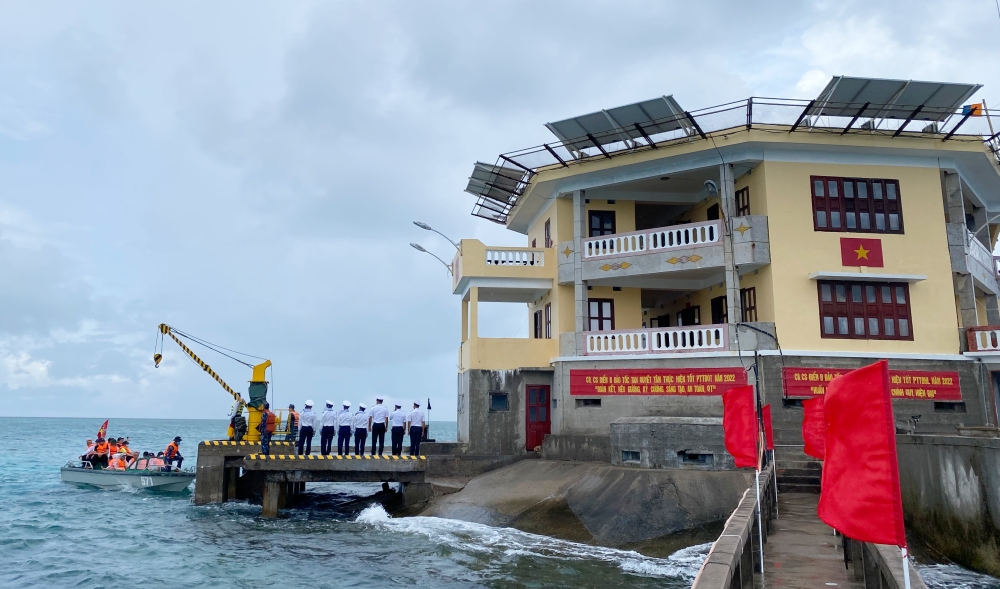 Đo&agrave;n Ban Tuy&ecirc;n gi&aacute;o Trung ương kết th&uacute;c chuyến thăm quần đảo Trường Sa - Nh&agrave; gi&agrave;n DK1 - Ảnh 5.