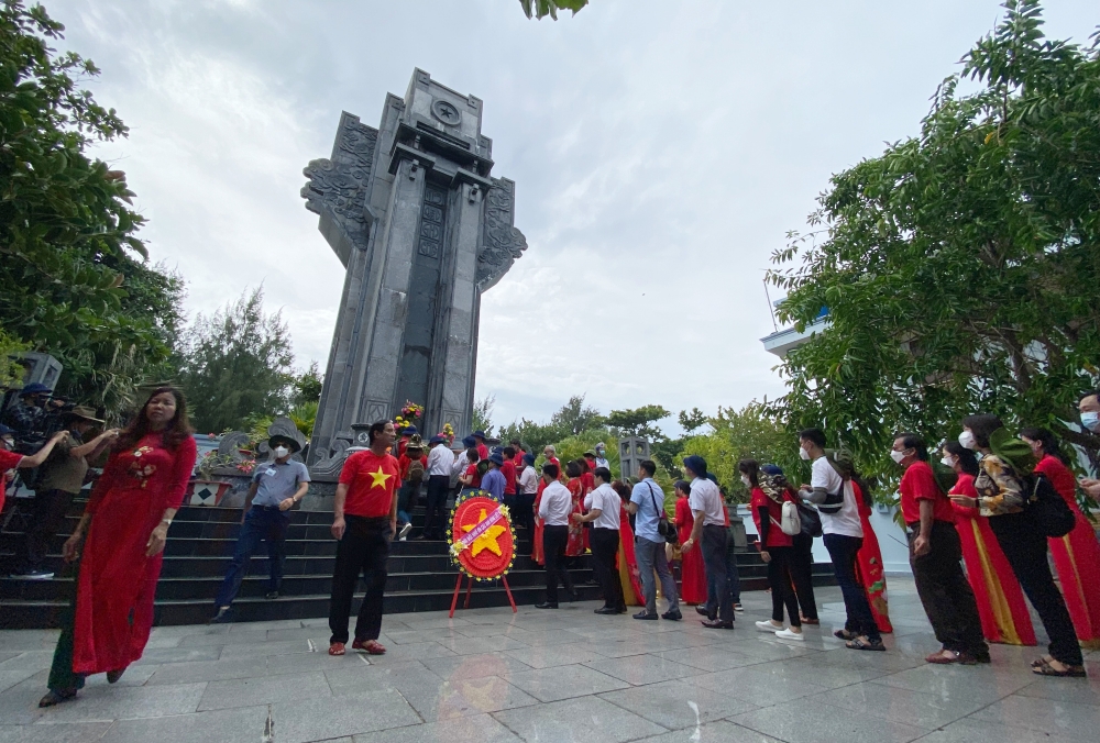 Đo&agrave;n Ban Tuy&ecirc;n gi&aacute;o Trung ương kết th&uacute;c chuyến thăm quần đảo Trường Sa - Nh&agrave; gi&agrave;n DK1 - Ảnh 9.