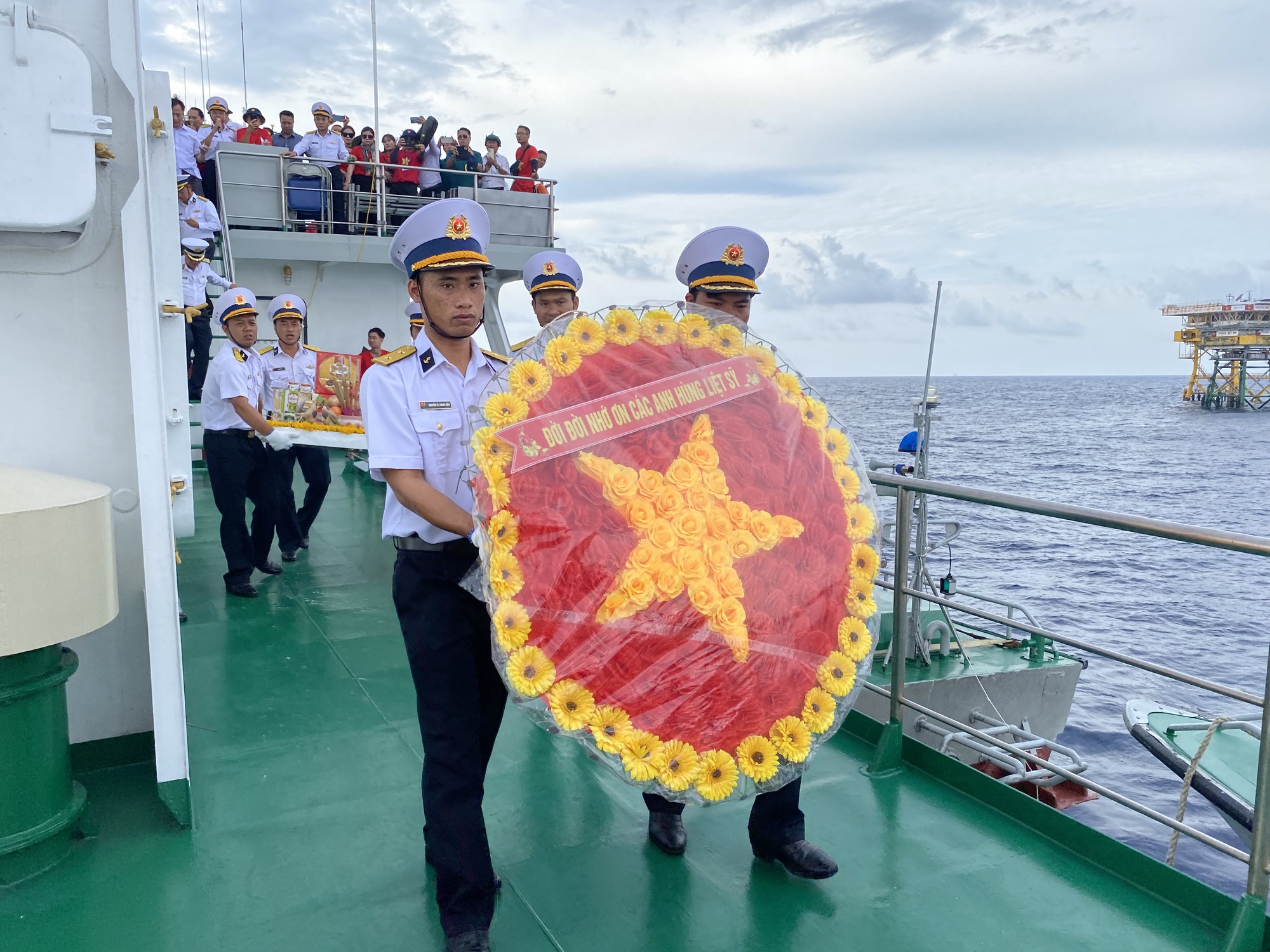 Đo&agrave;n Ban Tuy&ecirc;n gi&aacute;o Trung ương kết th&uacute;c chuyến thăm quần đảo Trường Sa - Nh&agrave; gi&agrave;n DK1 - Ảnh 10.