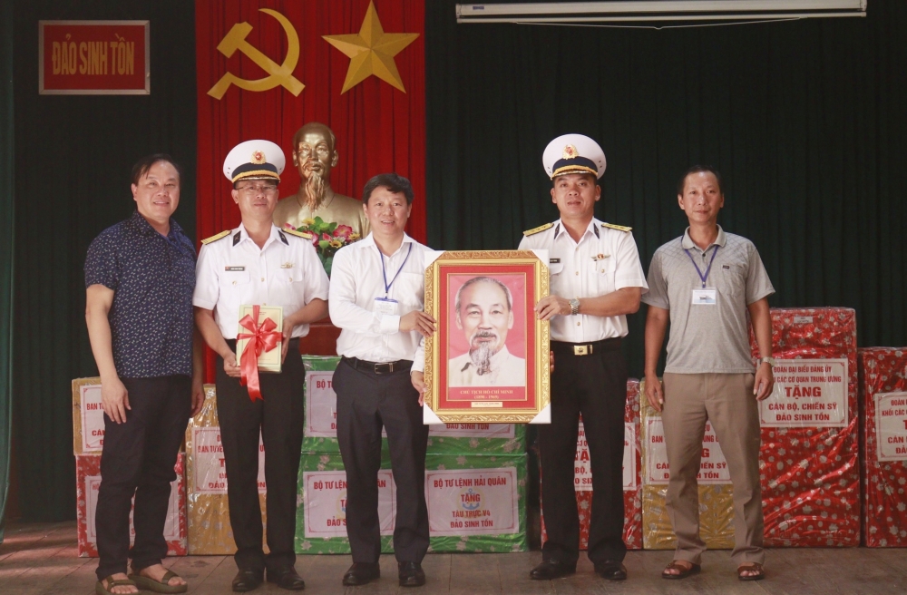 Đo&agrave;n Ban Tuy&ecirc;n gi&aacute;o Trung ương kết th&uacute;c chuyến thăm quần đảo Trường Sa - Nh&agrave; gi&agrave;n DK1 - Ảnh 13.