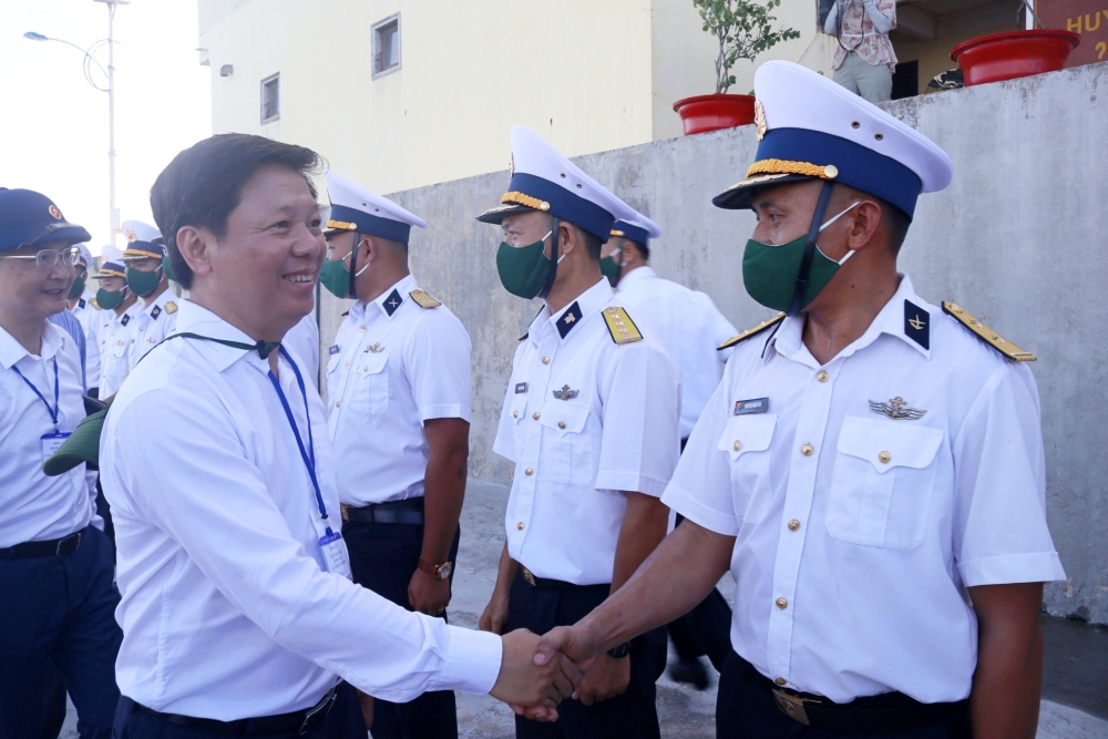 Đo&agrave;n Ban Tuy&ecirc;n gi&aacute;o Trung ương kết th&uacute;c chuyến thăm quần đảo Trường Sa - Nh&agrave; gi&agrave;n DK1 - Ảnh 2.