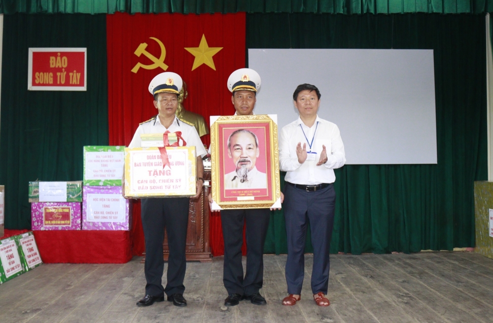 Đo&agrave;n Ban Tuy&ecirc;n gi&aacute;o Trung ương kết th&uacute;c chuyến thăm quần đảo Trường Sa - Nh&agrave; gi&agrave;n DK1 - Ảnh 3.