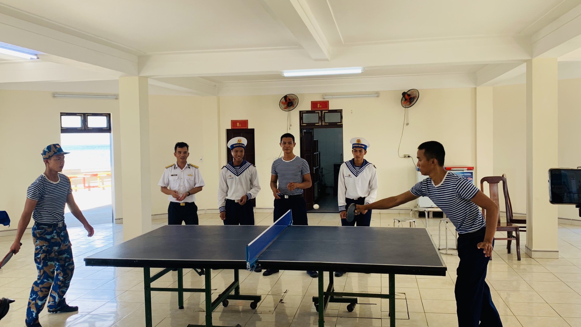 Đo&agrave;n Ban Tuy&ecirc;n gi&aacute;o Trung ương kết th&uacute;c chuyến thăm quần đảo Trường Sa - Nh&agrave; gi&agrave;n DK1 - Ảnh 20.