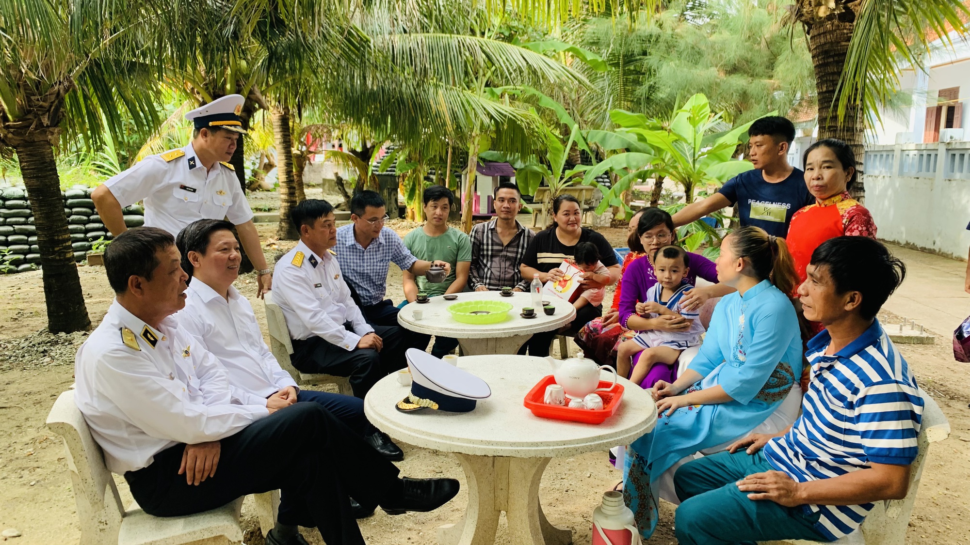 Đo&agrave;n Ban Tuy&ecirc;n gi&aacute;o Trung ương kết th&uacute;c chuyến thăm quần đảo Trường Sa - Nh&agrave; gi&agrave;n DK1 - Ảnh 8.
