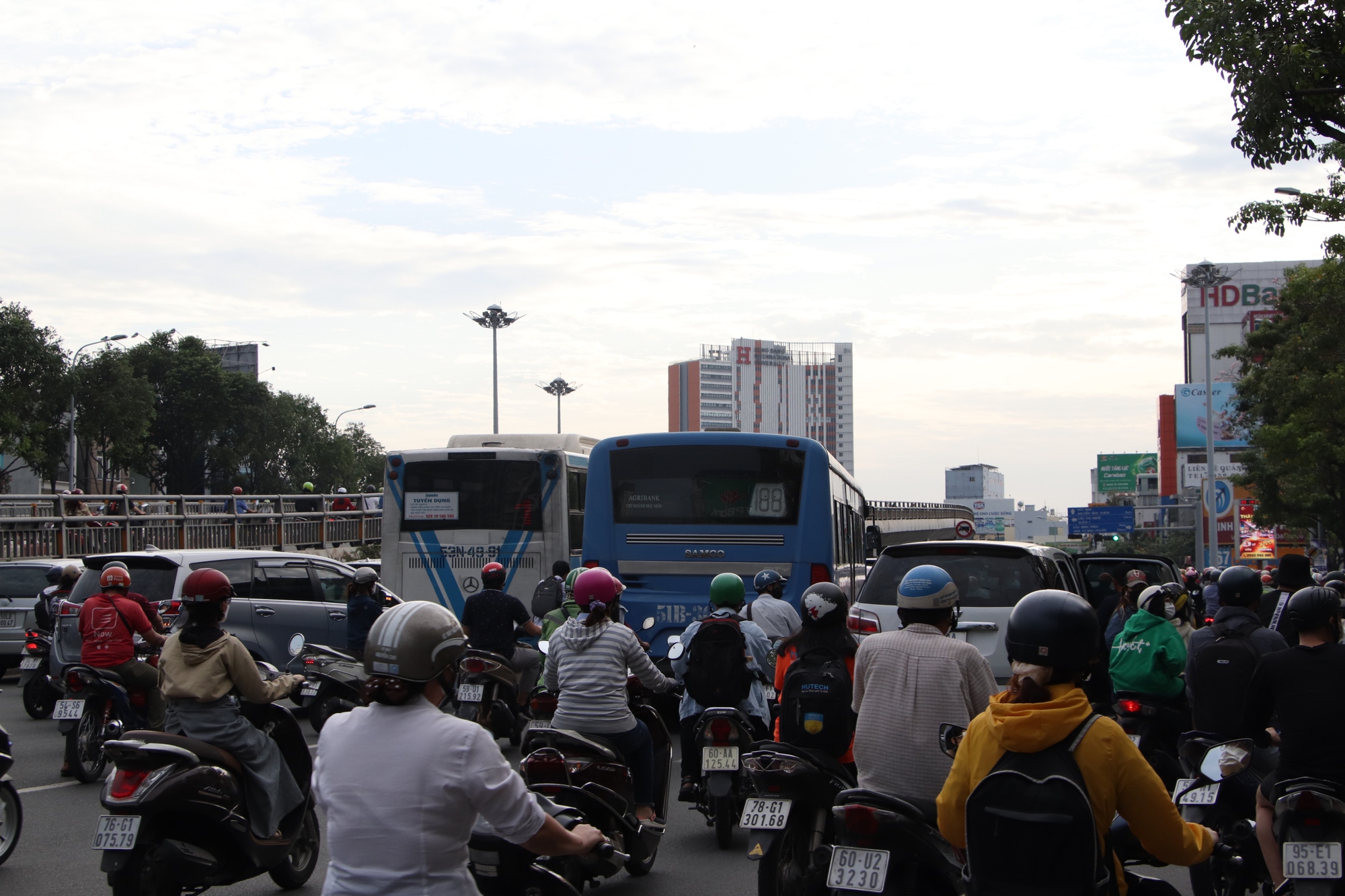 &ldquo;Ch&ecirc;&rdquo; cầu bộ h&agrave;nh xa, sinh vi&ecirc;n liều m&igrave;nh băng qua d&ograve;ng xe đ&ocirc;ng đ&uacute;c - Ảnh 5.