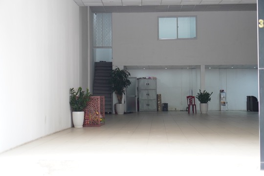 Nhiều showroom ôtô trống không sau vụ lùm xùm biếu, tặng xe sang, siêu xe - Ảnh 2.