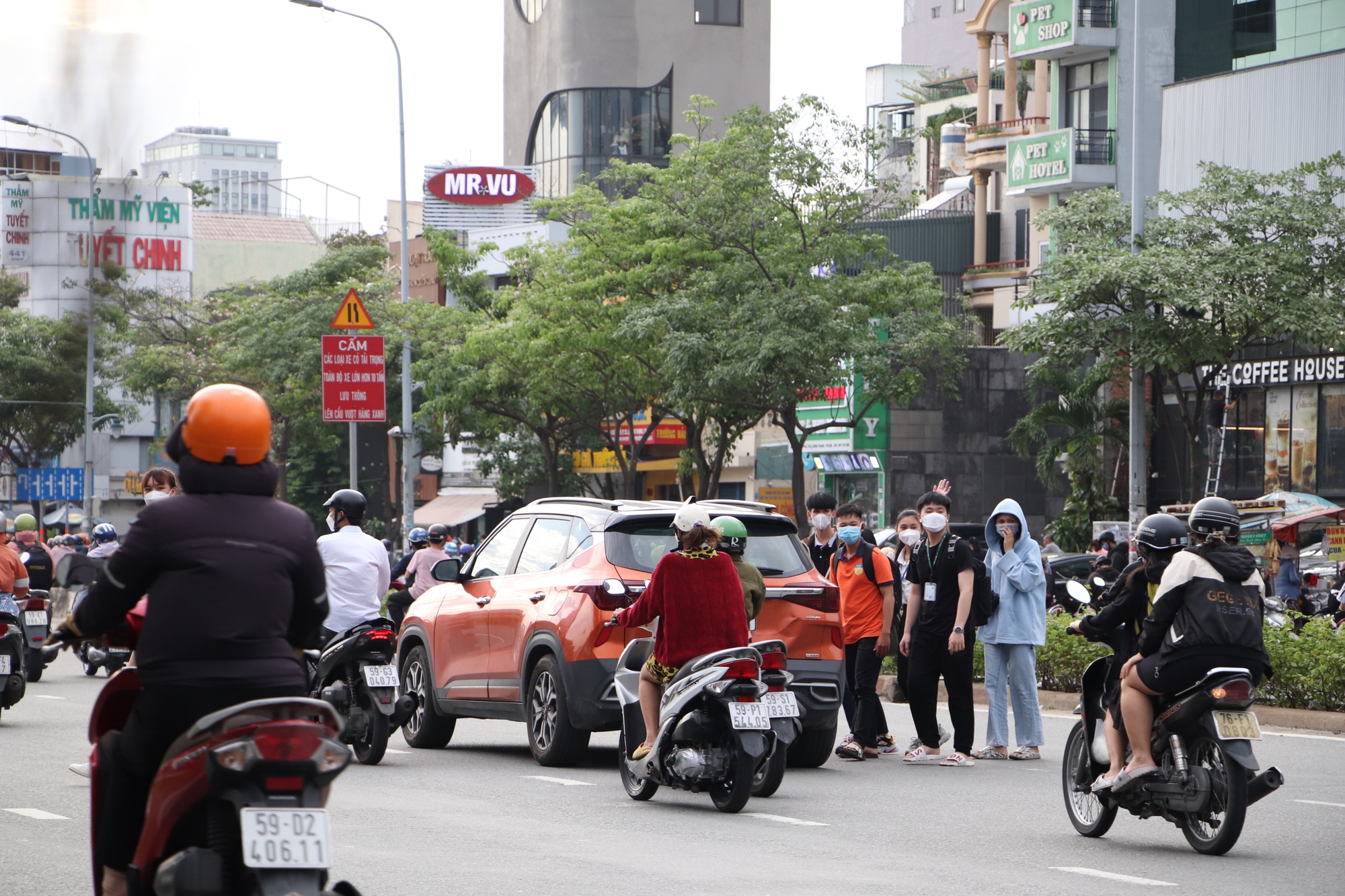 &ldquo;Ch&ecirc;&rdquo; cầu bộ h&agrave;nh xa, sinh vi&ecirc;n liều m&igrave;nh băng qua d&ograve;ng xe đ&ocirc;ng đ&uacute;c - Ảnh 6.