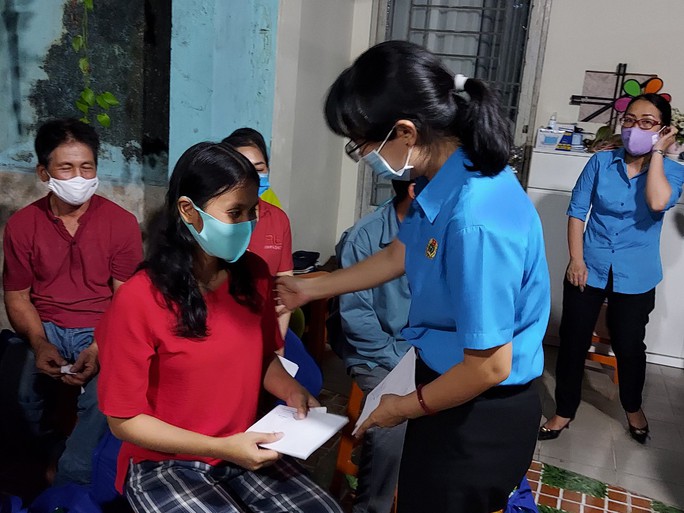 Ồ ạt r&uacute;t bảo hiểm x&atilde; hội một lần: Gi&agrave; chờ hưu, trẻ thiếu việc - Ảnh 3.