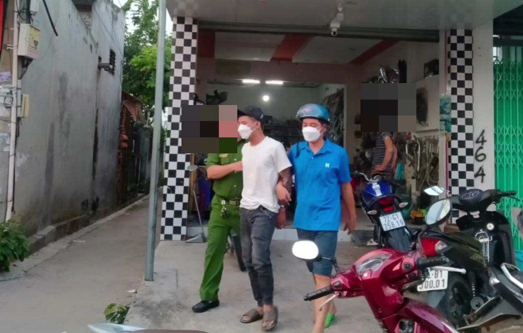 Bình Thuận: Công an khống chế 2 thanh niên mang theo súng, dao và chất nghi ma tuý