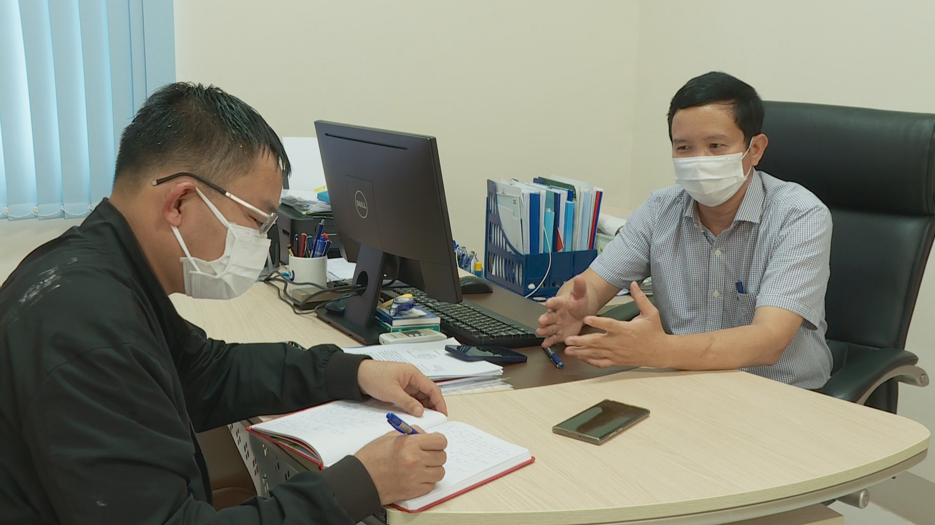 Trước l&uacute;c bị bắt, Gi&aacute;m đốc CDC Đắk Lắk từng lắc đầu khi n&oacute;i về việc nhận hoa hồng - Ảnh 4.