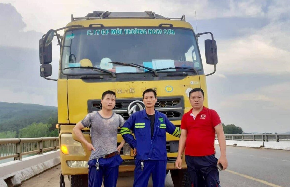 Lao xuống s&ocirc;ng cứu cả 3 mẹ con nhảy cầu tự tử - Ảnh 1.