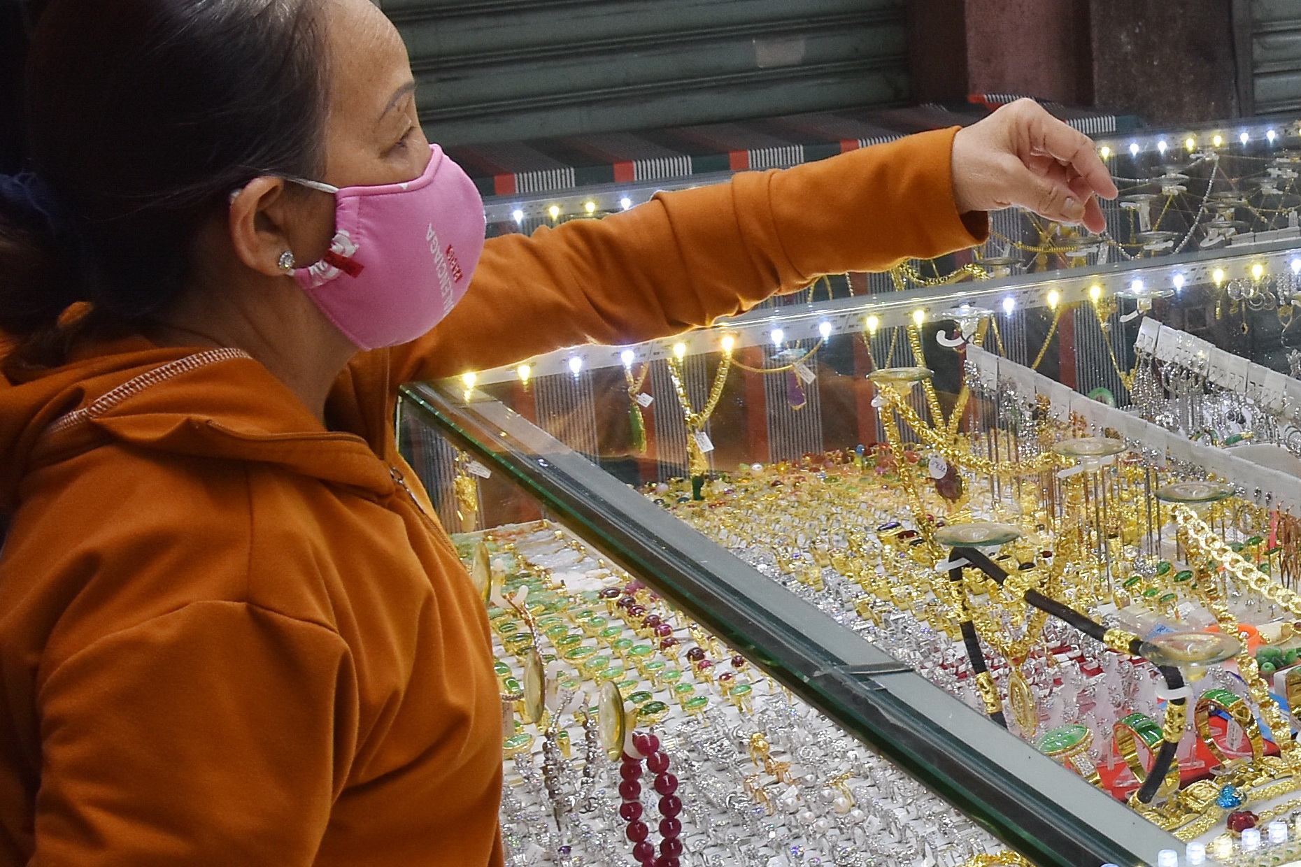 Giá vàng hôm nay 27-5: Giảm tiếp, giới đầu cơ tranh thủ lướt sóng