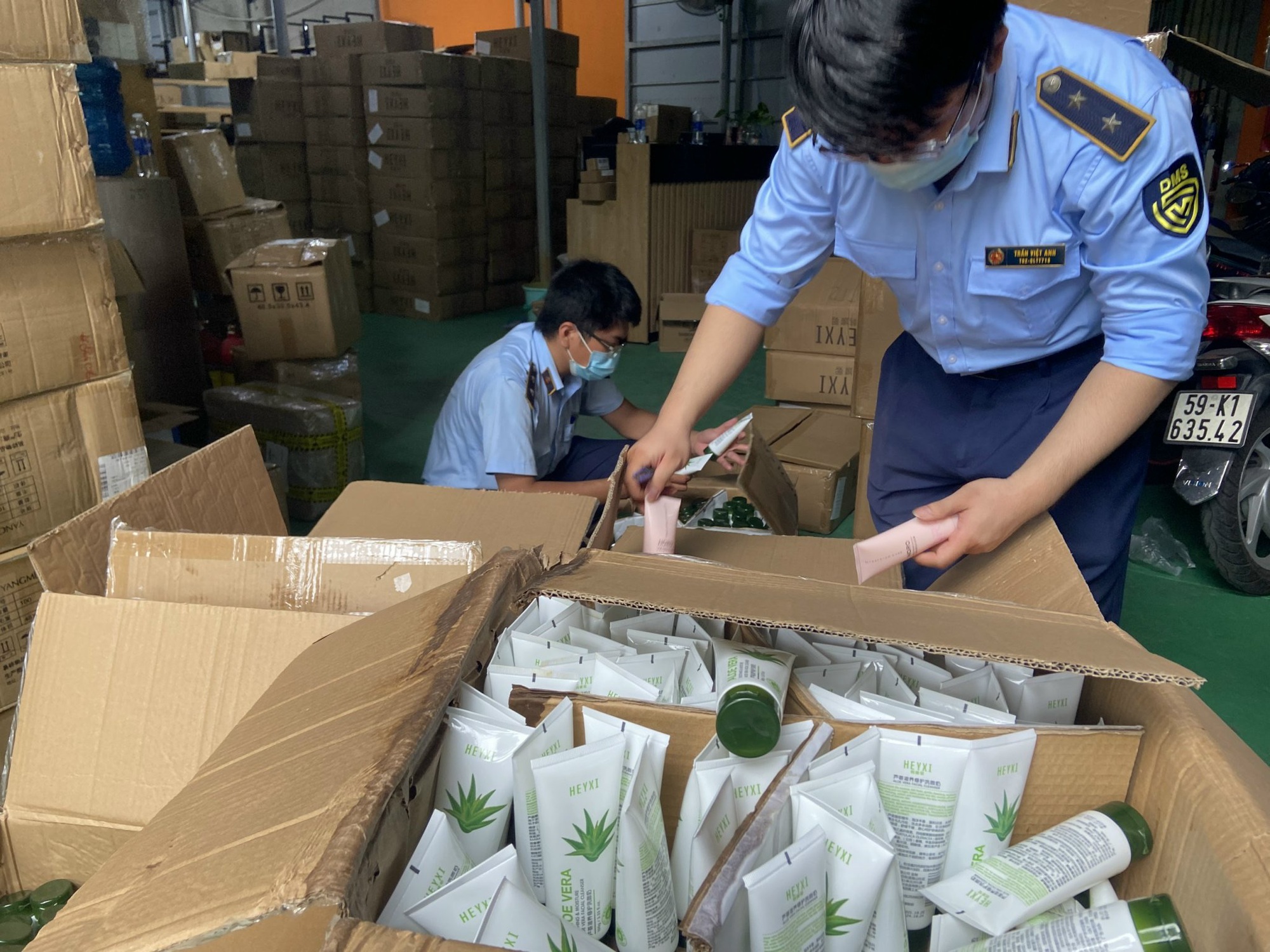 Đang kiểm đếm lượng h&agrave;ng khủng nghi nhập lậu ở TP HCM - Ảnh 1.