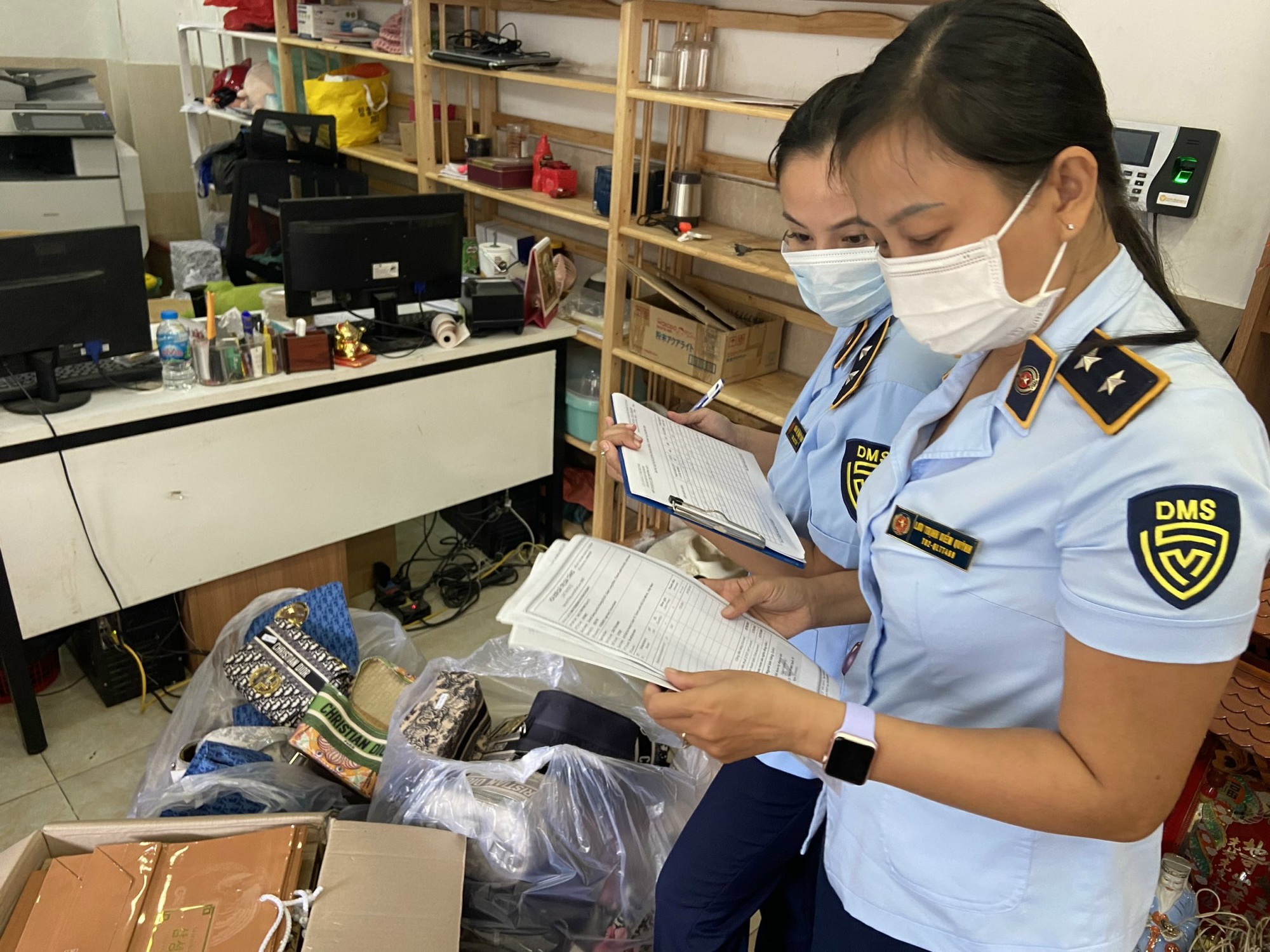 Đang kiểm đếm lượng hàng khủng nghi nhập lậu ở TP HCM
