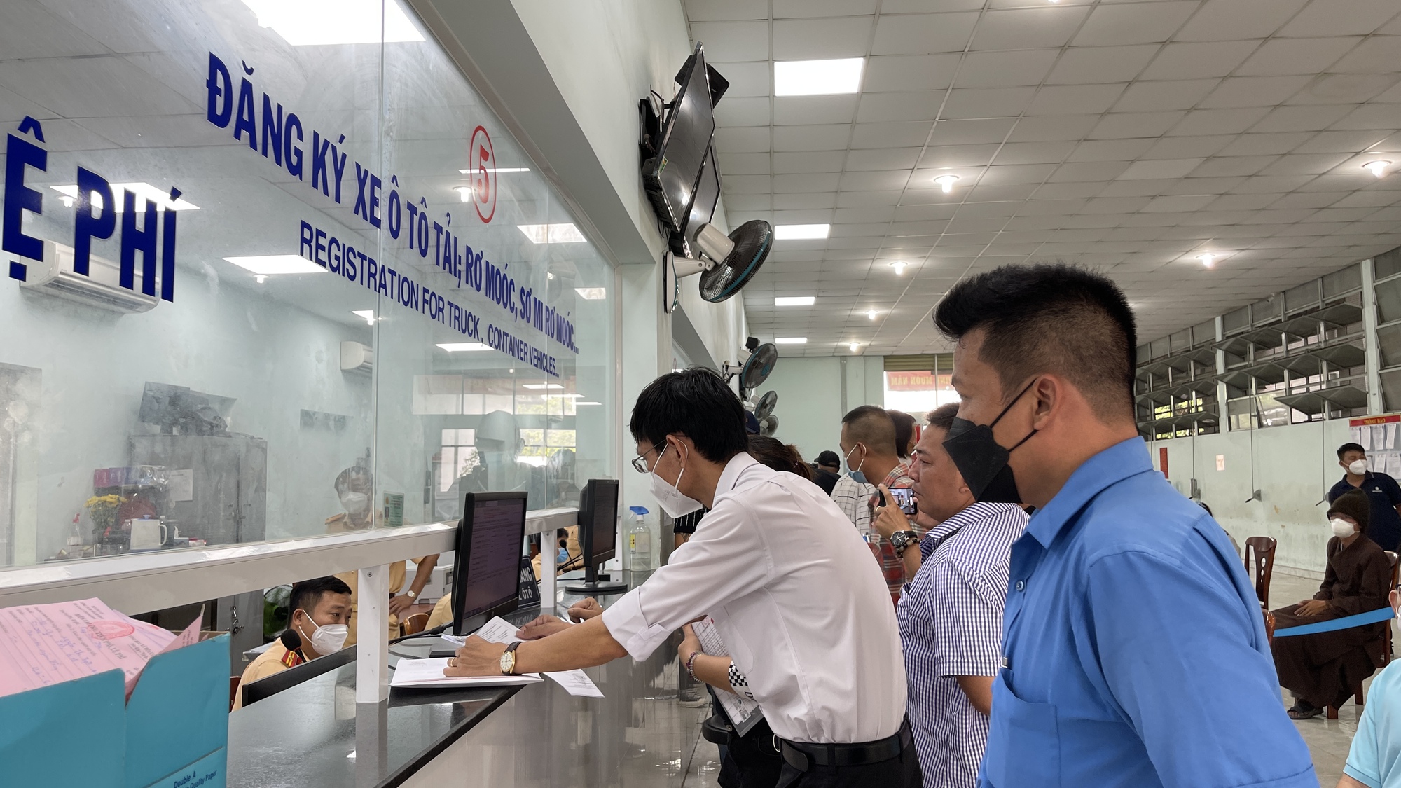 CLIP: Người dân vui vì được cấp biển số xe trong ngày