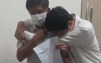 CLIP: Giám đốc CDC Đắk Lắk ôm nhân viên khóc nức nở