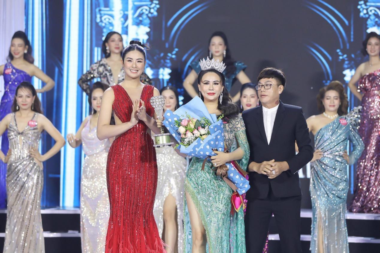 NTK Tommy Nguyễn trao giải Người đẹp dạ hội